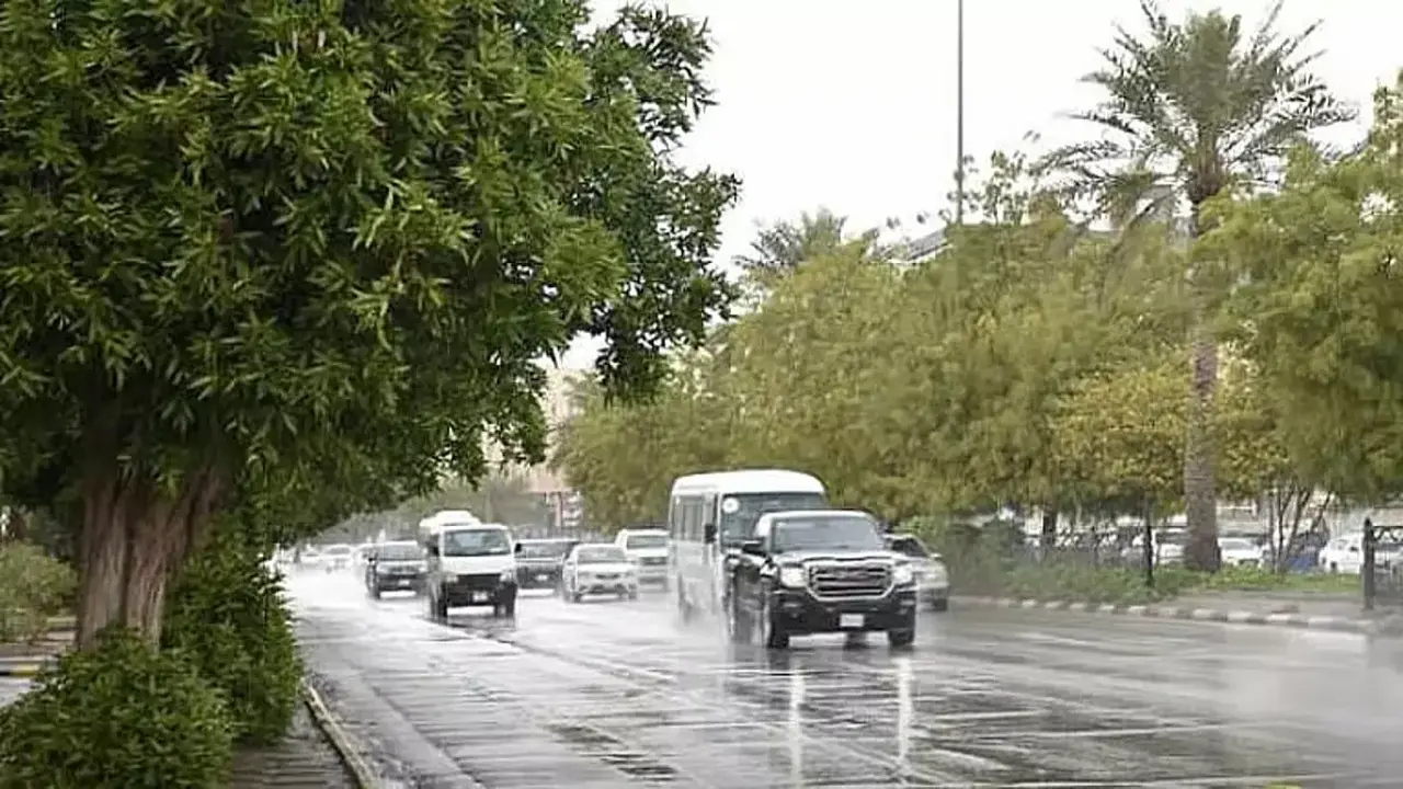 الأرصاد تحذر من سيول وصواعق تضرب 4 مناطق سعودية غداً